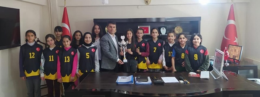 Güroymak Ortaokul Öğrencilerinden Kaymakam Cankaloğlu'na ziyaret