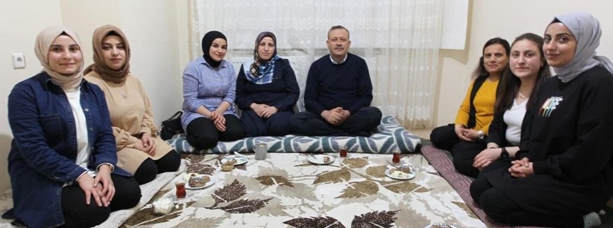 Rektör Elmastaş, öğrenci evinde iftar açtı