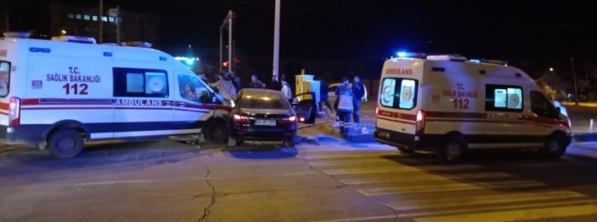 Tatvan'da ambulans ile otomobil çarpıştı 5 kişi yaralandı