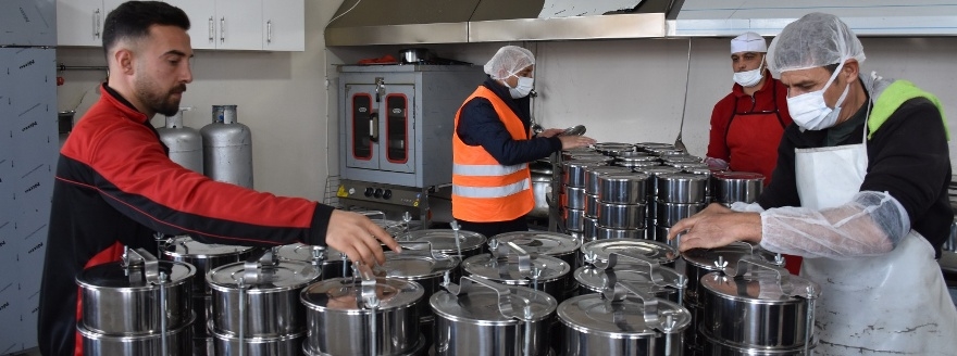 Tatvan'da ihtiyaç sahibi ailelere iftarda sıcak yemek dağıtımı