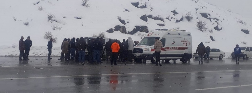 Tatvan'da minibüs ile otomobilin kazası 1 kişi hayatını kaybetti