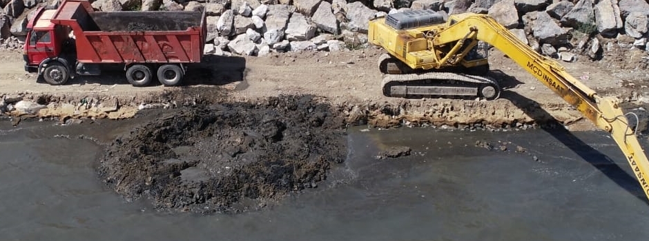 Tatvan sahilinde Van Gölü dip temizliği devam ediyor